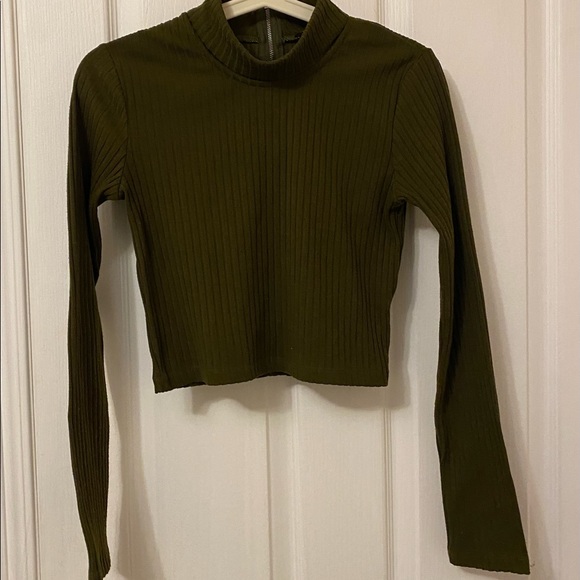 Long sleeve crop top: Olive green, fashion nova, choker neckline - Picture 1 of 2